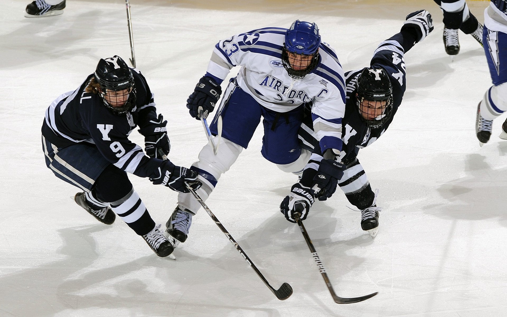 爱游戏体育官方在线-中超联赛引入AI裁判助力，技术赋能提升比赛公正性，中超裁判又出争议判罚