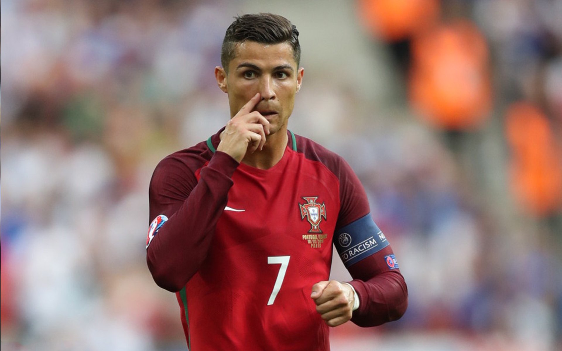 传奇退役:他的职业生涯为足球树立新标杆,传奇人物足球